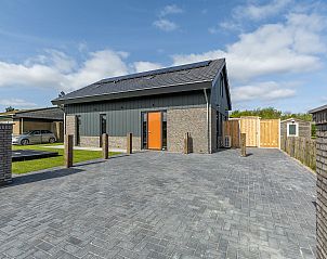 Parkeerplaats bij Wellness Villa Lotje in Julianadorp, ruime oprit voor meerdere auto's.