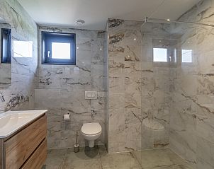 Moderne badkamer in Wellness Villa Lotje, vakantiehuis in Julianadorp, met marmeren afwerking.