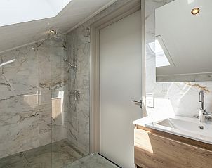 Badkamer op de bovenverdieping van Wellness Villa Lotje, vakantiehuis in Julianadorp, met inloopdouche.