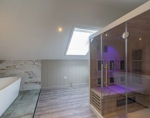 Wellnessruimte met sauna en bad in Wellness Villa Lotje, vakantiehuis in Julianadorp aan de Noordzeekust.