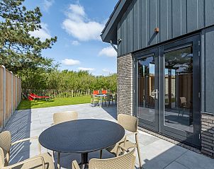 Terras met tuinmeubilair in de tuin van Wellness Villa Lotje, vakantiehuis in Julianadorp.