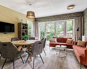 Moderne woonkamer van Strandhuisje 6 personen in Julianadorp, Noordzeekust, met ruime zitgelegenheid.