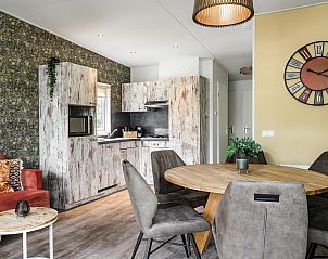 Keuken en eetkamer in Strandhuisje 6 personen, Julianadorp, Noordzeekust, met moderne faciliteiten.