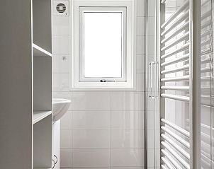Badkamer in Strandhuisje 6 personen, Julianadorp, Noordzeekust, met strakke en moderne afwerking.