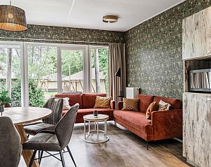 Ruime woonkamer in Strandhuisje 6 personen, Julianadorp, Noordzeekust, met uitzicht op de groene omgeving.