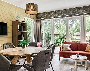 Gezellige zithoek in Strandhuisje 6 personen, Julianadorp, Noordzeekust, met moderne meubels.