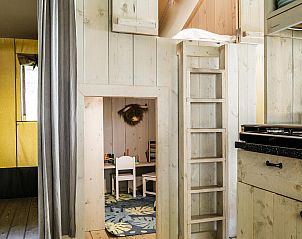 Speelse kinderruimte in Strandtent 6 personen, Julianadorp, met houten details en knusse hoekjes.