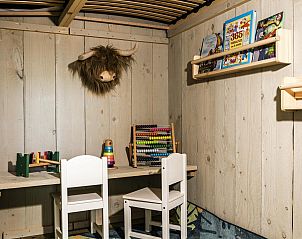 Kinderhoek in Strandtent 6 personen, Julianadorp, met speeltafel en kleurrijke accessoires.