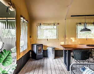 Binnenruimte van Strandtent 8 personen in Julianadorp met comfortabele zithoek en uitzicht op de natuur.