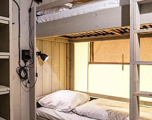 Slaapkamer met stapelbed in Strandtent 8 personen, Julianadorp, Noordzeekust voor een ontspannen verblijf.