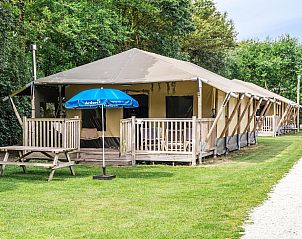 Strandtent 8 personen in Julianadorp, Noord-Holland, met terras en picknicktafel voor buitenactiviteiten.