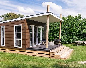 Strandhuisje 4 personen in Julianadorp met moderne veranda aan de Noordzeekust in Noord-Holland.