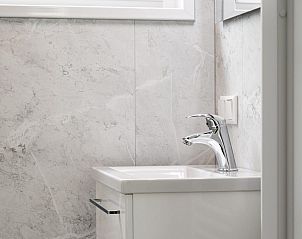 Stijlvolle badkamer in Strandhuisje 4 personen, Julianadorp, nabij de Noordzeekust in Noord-Holland.