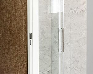 Moderne douche in het Strandhuisje 4 personen in Julianadorp, Noordzeekust, Noord-Holland.