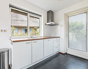 Functionele keuken van Vrijstaande woning in Julianadorp, vakantiehuis aan de Noordzeekust, Noord-Holland.