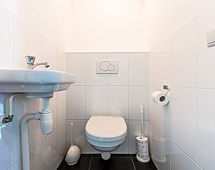 Compacte badkamer in Vrijstaande woning in Julianadorp, vakantiehuis Noordzeekust, Noord-Holland.