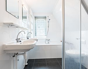 Moderne badkamer met bad en douche in Vrijstaande woning in Julianadorp, Noordzeekust, Noord-Holland.