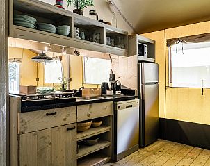 Moderne keuken in Strandtent 6 personen, een glamping lodge in Julianadorp aan de Noordzeekust, Noord-Holland, met houten interieur en ruime voorzieningen.