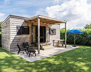 Geniet van de rust in de Woodlodge voor 4 personen in Julianadorp, Noordzeekust. Ontspan op het terras van deze charmante vakantiewoning.