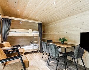 Gezellige binnenruimte van Woodlodge 4 personen in Julianadorp, Noordzeekust, met houten interieur en stapelbed voor een comfortabel verblijf.