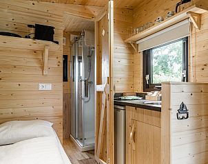 Gezellige binnenruimte van Woodlodge 4 personen in Julianadorp, Noordzeekust. Compact vakantiehuis met houten interieur en moderne voorzieningen.