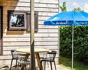 Geniet van de zon op het terras van Woodlodge 4 personen in Julianadorp, Noordzeekust, Noord-Holland, een perfecte vakantiehuiservaring.