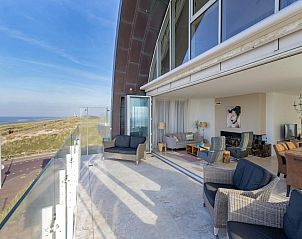 Ruim terras van De Garnaal vakantiehuis in Egmond aan Zee met uitzicht op de Noordzeekust en moderne binnenruimte.