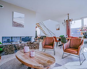 Stijlvolle woonkamer van vakantiehuis De Garnaal in Egmond aan Zee, Noordzeekust, met moderne inrichting en veel natuurlijk licht.