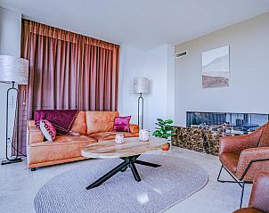 Stijlvolle woonkamer van vakantiehuis De Garnaal in Egmond aan Zee, Noordzeekust. Comfortabele zitruimte met moderne inrichting.