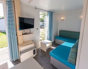 Gezellige binnenruimte van Chalet 4A in Egmond aan Zee, Noordzeekust. Comfortabele zithoek met televisie in vakantiehuis Noord-Holland.