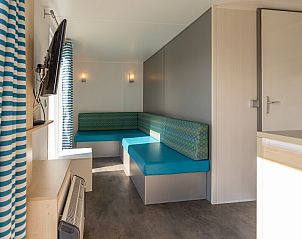 Moderne keuken in Chalet 4A, een vakantiehuis aan de Noordzeekust in Egmond aan Zee, Noord-Holland, met stijlvolle inrichting.