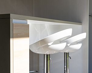 Sfeervolle slaapkamer in Chalet 4A, Egmond aan Zee, Noord-Holland, met comfortabel tweepersoonsbed en natuurlijke lichtinval.