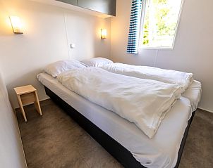 Chalet 4A in Egmond aan Zee biedt een zonnig terras en groene omgeving aan de Noordzeekust, perfect voor een ontspannen vakantie.