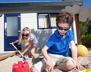 Kinderen spelen in de zandbak bij kindvriendelijke chalet EM6K in Egmond aan Zee, Noord-Holland.