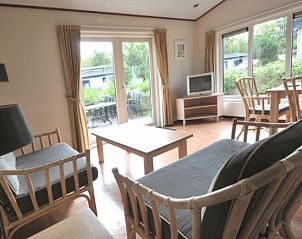 Ruime woonkamer van chalet EM6K in Egmond aan Zee, Noordzeekust, Noord-Holland met veel natuurlijk licht.