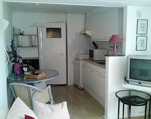 Compacte keuken in zomerhuis DEZEESTER, Egmond aan Zee, volledig uitgerust voor een aangenaam verblijf aan de Noordzeekust.