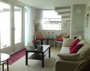 Ruime woonkamer in zomerhuis DEZEESTER, Egmond aan Zee, met moderne meubels en veel natuurlijk licht.