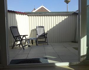Privterras van vakantiehuis DEZEESTER, Egmond aan Zee, perfect voor ontspanning aan de Noordzeekust.