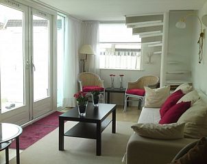 Comfortabele woonkamer in vakantiehuis DEZEESTER, Egmond aan Zee, met sfeervolle decoratie en ruime zitgelegenheid.