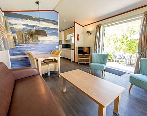Gezellige woonkamer van Chalet 4B in Egmond aan Zee, Noordzeekust, Noord-Holland met uitzicht op terras en moderne inrichting.
