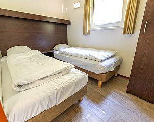 Chalet 4B in Egmond aan Zee biedt een zonnig terras met tuinmeubilair, ideaal voor ontspanning aan de Noordzeekust in Noord-Holland.