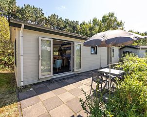 Luchtfoto van Chalet 4B, een vakantiehuis in Egmond aan Zee, omringd door duinen en natuur aan de Noordzeekust, Noord-Holland.