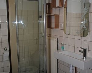 Stilvolles Badezimmer mit Dusche im Haus der Familie Buis, Ferienhaus in Egmond aan Zee.