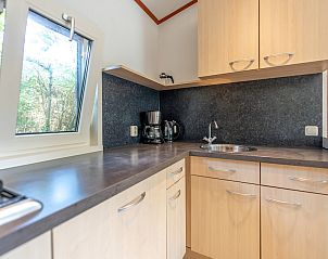 Moderne keuken in Kinderchalet 6, Egmond aan Zee, Noordzeekust. Geniet van comfort in dit charmante vakantiehuis in Noord-Holland.