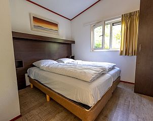 Gezellige slaapkamer in Kinderchalet 6, Egmond aan Zee, Noordzeekust. Comfortabel vakantiehuis in Noord-Holland met uitzicht op de natuur.