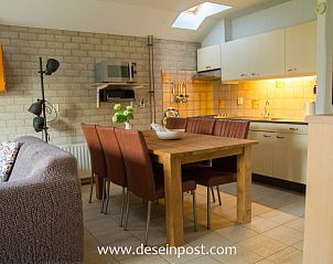 Eetkamer met keuken in Callantsoog de Seinpost nr 9, vakantiehuis aan de Noordzeekust, Noord-Holland.