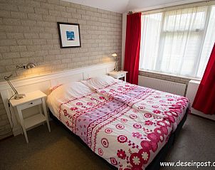 Slaapkamer met tweepersoonsbed in Callantsoog de Seinpost nr 9, vakantiehuis aan de Noordzeekust, Noord-Holland.