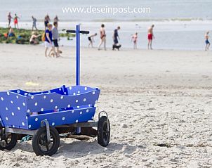 Blauwe bolderkar op het strand bij Callantsoog de Seinpost nr 9, vakantiehuis aan de Noordzeekust, Noord-Holland.