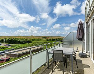 Terrasse des Ferienhauses Duinerei B202 Groote Keeten in Callantsoog mit Blick auf die Dnen und den blauen Himmel.