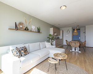 Stilvolle Sitzecke im Ferienhaus Duinerei B202 Groote Keeten, Callantsoog, mit dekorativen Elementen.